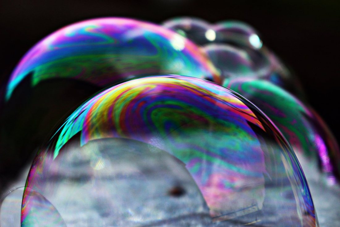 bubble_soap_bubble_colorful_rainbow_iridescent_water_mirroring-1165934.jpg!d